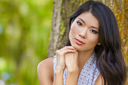 个美丽的轻的中国亚洲轻妇女女孩的户外肖像美丽的中国亚洲女青外图片