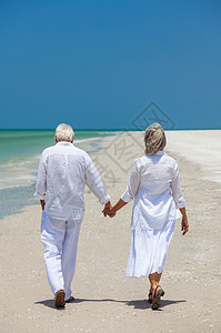 老男女夫妇携手热带海滩上散步的后视镜图片