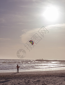 男孩海边放风筝孩子户外玩得开心暑假,快乐图片
