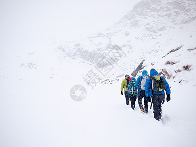 徒步山登山队冬季探险时新鲜的雪中行走意大利西部阿尔卑斯山,欧洲背景