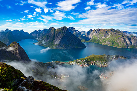 洛芬岛种群岛航空摄影,挪威以独特的风景而闻名,戏剧的山脉山峰,开阔的大海庇护的海湾,海滩未触及的土地图片