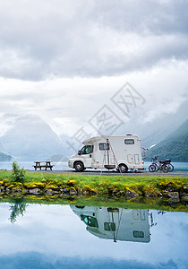 家庭度假旅行RV,假日旅行汽车之家,商队汽车度假美丽的自然挪威自然景观背景图片