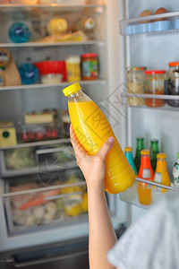 十几岁的女孩冰箱里橙汁十几岁的女孩喝橙汁图片
