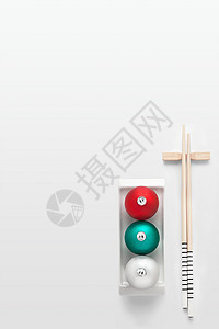 个创意的日本寿司盘,装饰着红绿灯,诞球筷子背景图片