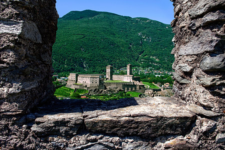 瑞士风景卡斯特雷格朗德由蒙特贝洛城堡的废墟石头,三个城堡的贝林佐纳,蒂奇诺,瑞士背景