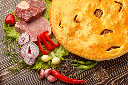 张彩色的传统美味牛肉奥斯丁派的照片木头上吃肉饼蔬菜图片