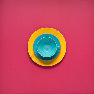 厨房用具的创意照片,粉红色背景上画食物的盘子图片
