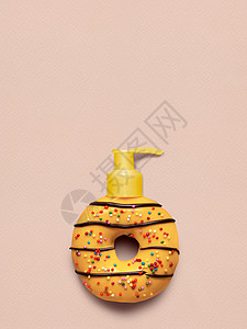 创意静物的美味甜黄甜甜圈与化妆品泵分配器粉红色的背景背景