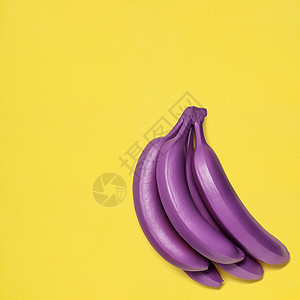 平艺术拍摄的彩绘香蕉隔离黄色背景上,顶部视图图片