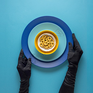 创意照片的厨具与手,画板上的食物蓝色背景图片