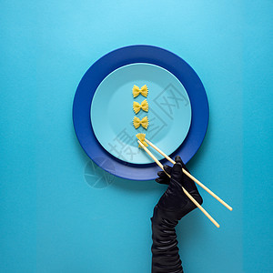 创意照片的厨具与手,画板上的食物蓝色背景图片