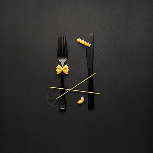 美味的意大利创造的静物照片叉子勺子与生意黑色背景背景图片