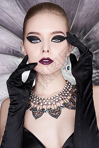 时尚工作室照片美丽优雅的女人与明亮的化妆珠宝时尚箭头形状戴着戒指耳环的项链的女人迷人的盖茨比风格图片