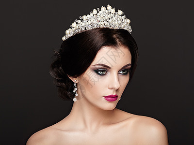 头戴皇冠的美丽女人的时尚肖像优雅的发型完美的化妆珠宝红嘴唇图片