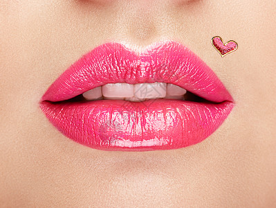 情人节的心吻嘴唇上化妆美丽感的嘴唇与心形油漆情人节美丽的爱情化妆图片