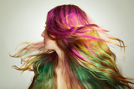 轻美丽的女人的肖像,长发飘逸完美健康染发的模特彩虹发型背景图片