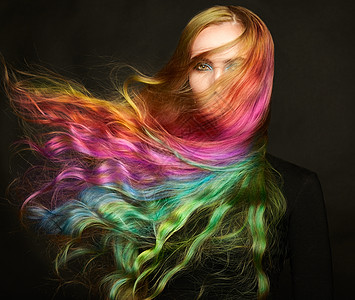 轻漂亮女人的肖像,长发飞扬轻美丽的女人的肖像,长发飘逸完美健康染发的模特彩虹发型背景图片