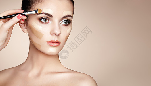 化妆师应用斯金通漂亮的女人脸完美的妆容护肤基金会图片