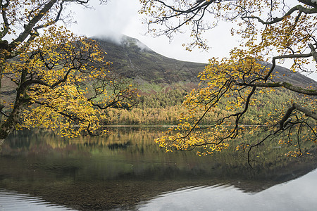 英格兰湖区巴特米尔湖美丽的秋季景观形象图片