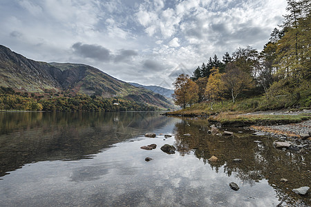 英格兰湖区巴特米尔湖美丽的秋季景观形象图片