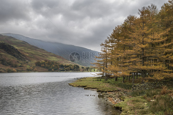 英格兰湖区巴特米尔湖美丽的秋季景观形象图片