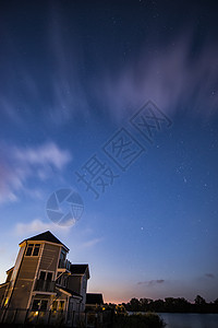 美丽的夜空天体摄影景观图像的星星静止的湖上图片