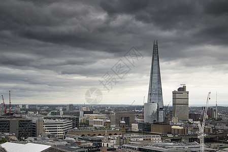 城市道路景观地点伦敦城市景观天际线与标志的地标建筑城市与戏剧的暴风雨天空背景