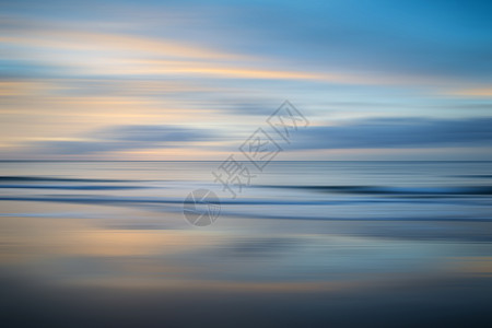 惊人的长曝光模糊日出陆地田园诗般的宽港湾海滩彭布罗克郡海岸威尔士背景图片