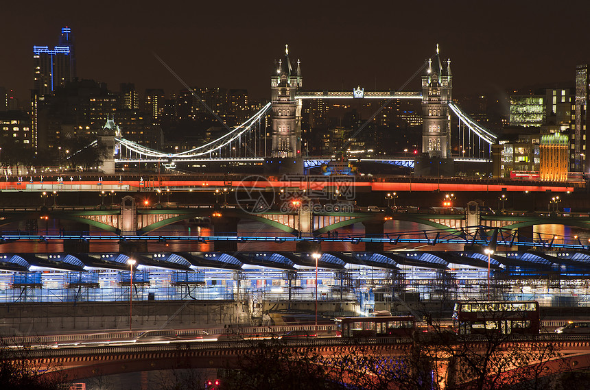 美丽的景观形象的伦敦天际线夜间观看英国,伦敦,路堤六座伦敦桥的独特景色伦敦天际线的景观图像夜间沿泰晤士河观看图片