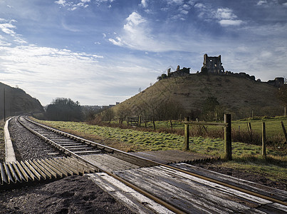 铁路围绕着古老的中世纪城堡遗址农村局域网地点铁路轨道围绕着英格兰乡村景观中古老的中世纪城堡遗址运行图片