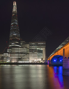 美丽的伦敦城市天际线景观夜晚与发光的词英格兰,伦敦,伦敦桥伦敦的碎片伦敦桥晚上令人惊叹的伦敦城市天际线景观晚上图片
