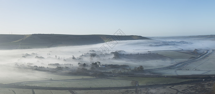 令人惊叹的雾状英国乡村景观日出冬季美丽的雾状英国乡村景观日出冬天,层层滚动田野图片