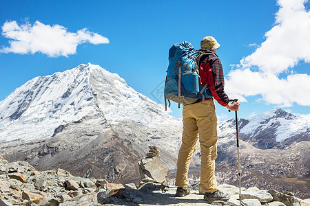 秘鲁科迪勒拉山的徒步旅行者高清图片