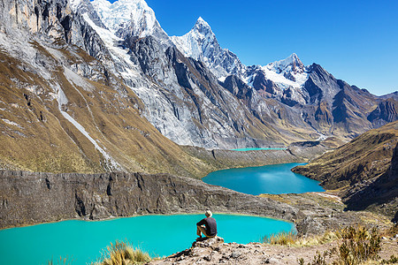 秘鲁CordilleraHuayhuash的三个泻湖图片