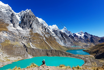 秘鲁CordilleraHuayhuash的三个泻湖图片