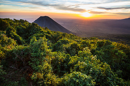 美丽的火山塞尔弗德公园萨尔瓦多日落高清图片