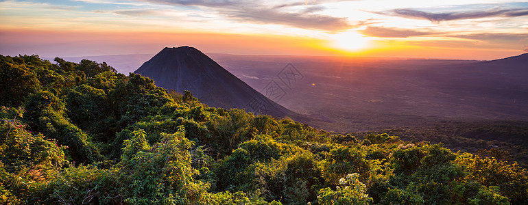 美丽的火山塞尔弗德公园萨尔瓦多日落高清图片
