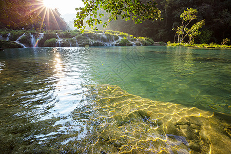 美丽的天然游泳池SEMUCChampey,兰金,危地马拉,洲背景