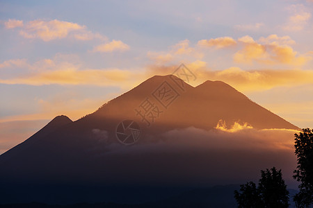 洲危地马拉美丽的火山景观图片