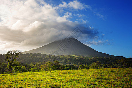 洲风景如画的埃纳尔火山图片