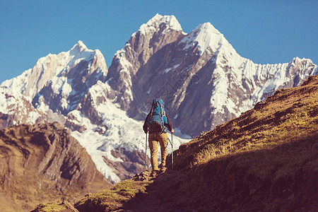 秘鲁科迪勒拉山的徒步旅行场景图片