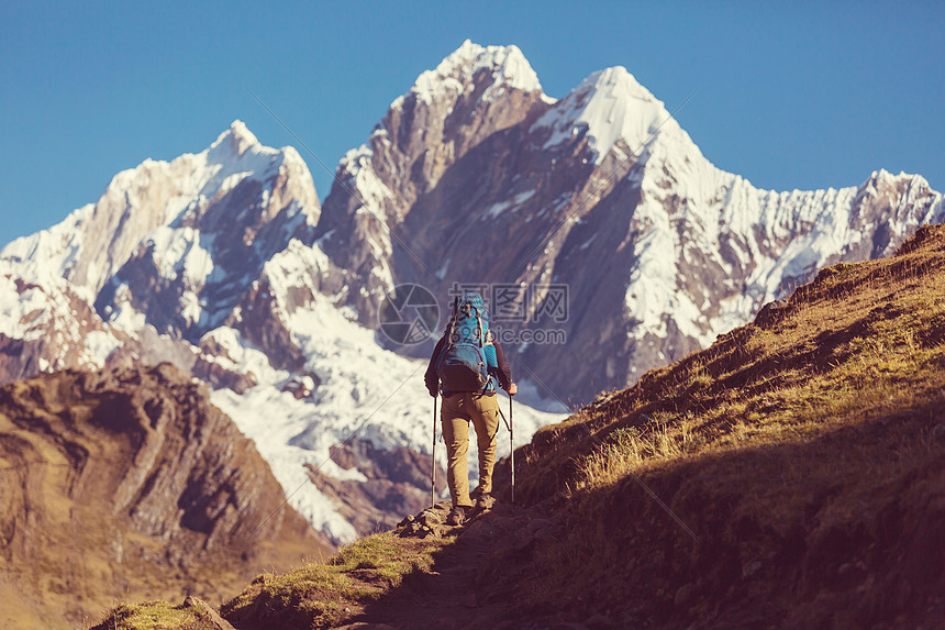 秘鲁科迪勒拉山的徒步旅行场景图片