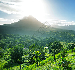 户外徒步洲风景如画的埃纳尔火山背景