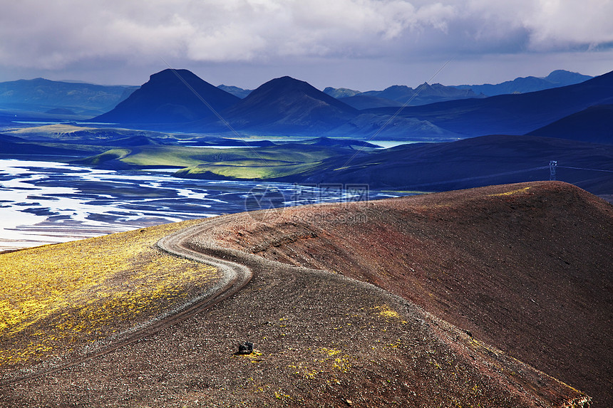 美丽的冰岛景观多云天气下的绿色火山山脉图片