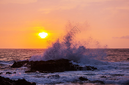 海上日落美丽的彩色日落海边适合壁纸背景图像图片