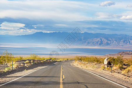 草原上的路草原的道路图片