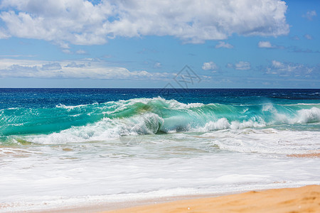波浪海滩上的蓝色波浪模糊背景阳光斑点平的自然背景背景图片