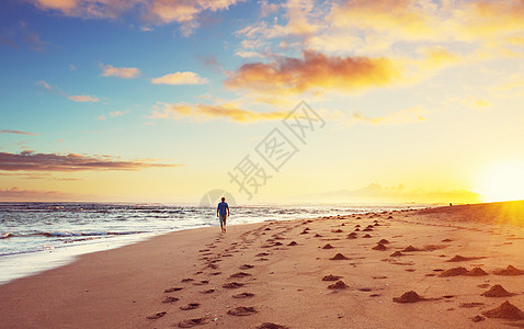 夏威夷海滩边行走的人高清图片