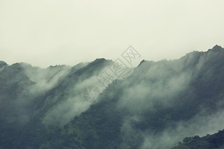山里的雾山丽的早晨景色日出时雾背景图片