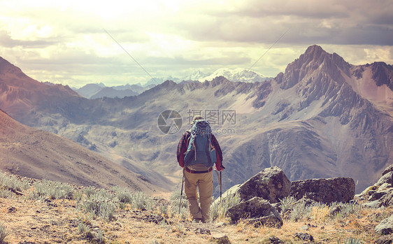 秘鲁徒步旅行秘鲁科迪勒拉山的徒步旅行场景图片